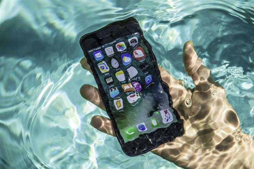 o que fazer quando o celular cai na água