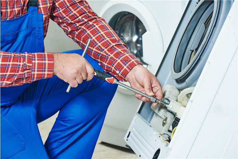 tecnico consertando maquina de lavar